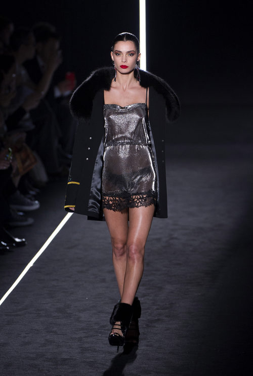 Vestido corto con abrigo de Felipe Varela en la FW de Madrid para otoño/invierno 2016/2017