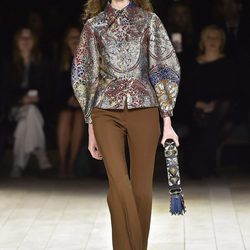 Conjunto marrón de Burberry en la FW de Londres para otoño/invierno 2016/2017