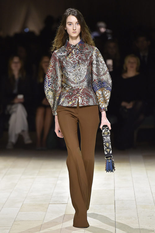Conjunto marrón de Burberry en la FW de Londres para otoño/invierno 2016/2017