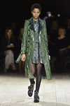 Abrigo verde de Burberry en la FW de Londres para otoño/invierno 2016/2017