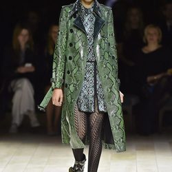 Abrigo verde de Burberry en la FW de Londres para otoño/invierno 2016/2017