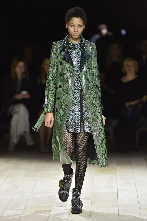 Abrigo verde de Burberry en la FW de Londres para otoño/invierno 2016/2017