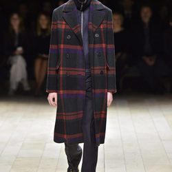 Abrigo de cuadros de Burberry en la FW de Londres para otoño/invierno 2016/2017