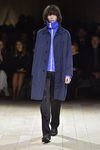 Abrigo y jersey azul de Burberry en la FW de Londres para otoño/invierno 2016/2017