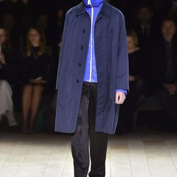 Abrigo y jersey azul de Burberry en la FW de Londres para otoño/invierno 2016/2017