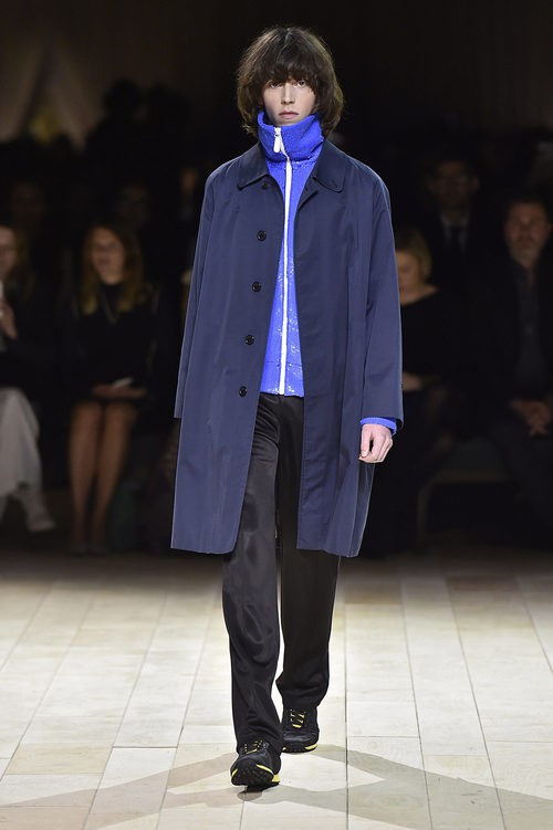 Abrigo y jersey azul de Burberry en la FW de Londres para otoño/invierno 2016/2017