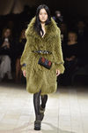 Abrigo de pelo de Burberry en la FW de Londres para otoño/invierno 2016/2017