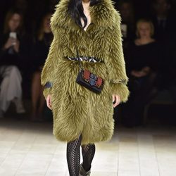 Abrigo de pelo de Burberry en la FW de Londres para otoño/invierno 2016/2017