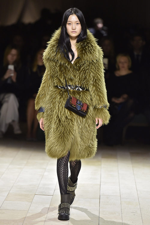 Abrigo de pelo de Burberry en la FW de Londres para otoño/invierno 2016/2017