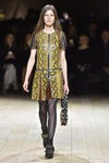Vestido con estampado pitón de Burberry en la FW de Londres para otoño/invierno 2016/2017