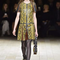 Vestido con estampado pitón de Burberry en la FW de Londres para otoño/invierno 2016/2017