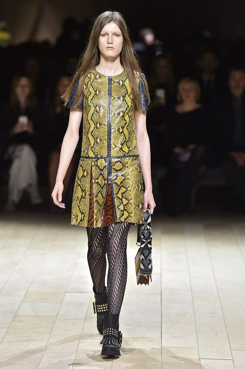 Vestido con estampado pitón de Burberry en la FW de Londres para otoño/invierno 2016/2017