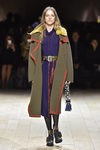 Abrigo caqui y vestido morado de Burberry en la FW de Londres para otoño/invierno 2016/2017