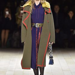 Abrigo caqui y vestido morado de Burberry en la FW de Londres para otoño/invierno 2016/2017