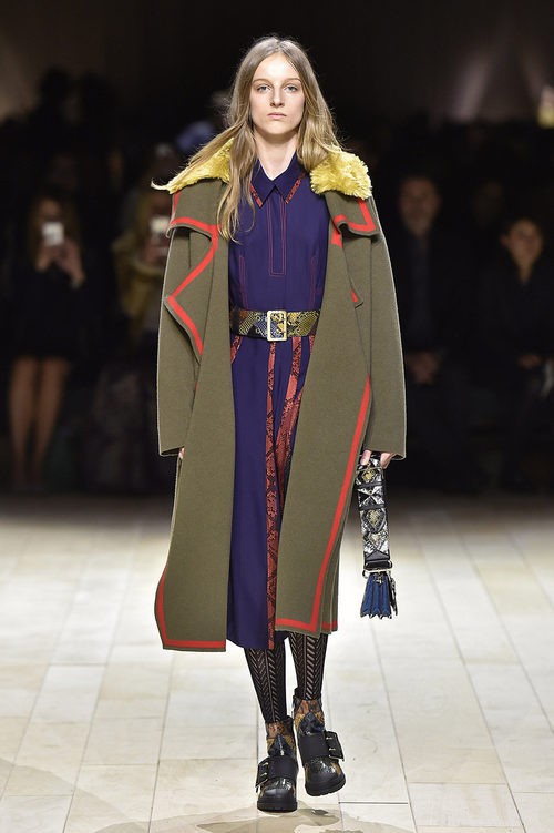 Abrigo caqui y vestido morado de Burberry en la FW de Londres para otoño/invierno 2016/2017