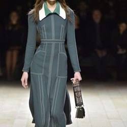 Vestido verde agua de Burberry en la FW de Londres para otoño/invierno 2016/2017