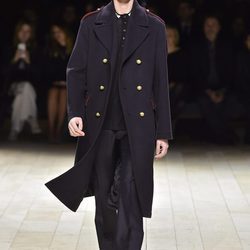 Abrigo napoleónico de Burberry en la FW de Londres para otoño/invierno 2016/2017