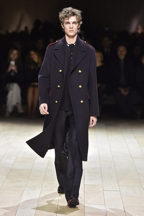 Abrigo napoleónico de Burberry en la FW de Londres para otoño/invierno 2016/2017