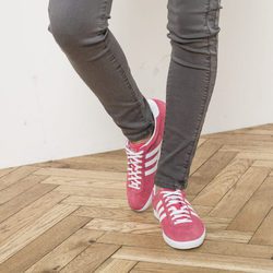 Deportivas rosas de la línea 'Gazelle' de Adidas con IKKS