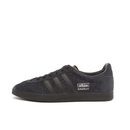 Deportivas negras de la línea 'Gazelle' de Adidas con IKKS