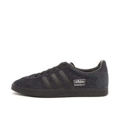 Deportivas negras de la línea 'Gazelle' de Adidas con IKKS