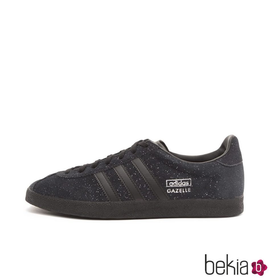 Deportivas negras de la línea 'Gazelle' de Adidas con IKKS