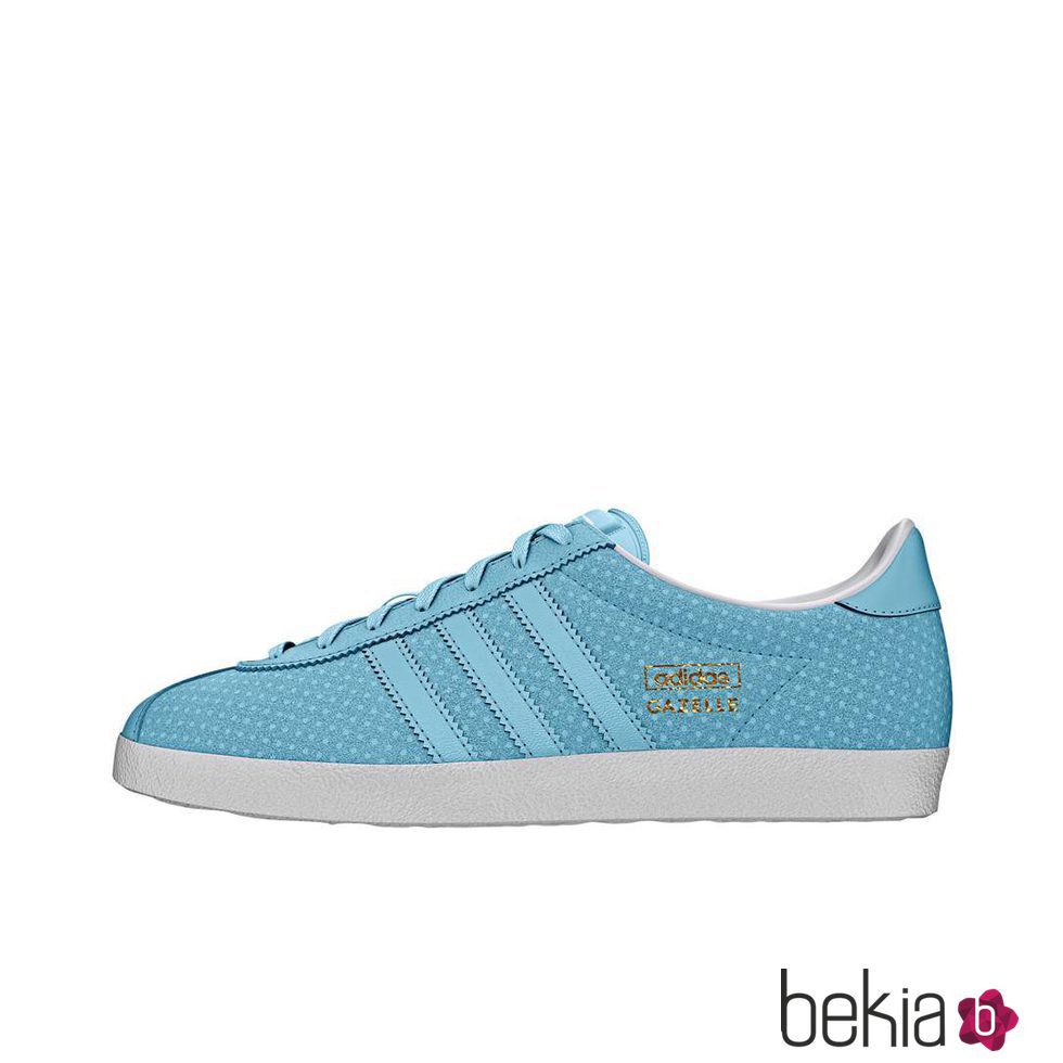 Deportivas azules de la línea 'Gazelle' de Adidas con IKKS