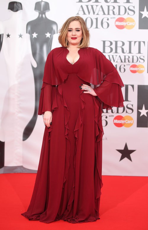 Adele en la alfombra roja de los Premios Brit 2016