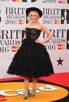 Kylie Minogue en la alfombra roja de los Premios Brit 2016