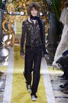 Look masculino negro de Roberto Cavalli en la FW de Milán para otoño/invierno 2016/2017