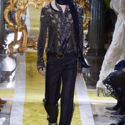 Look masculino negro de Roberto Cavalli en la FW de Milán para otoño/invierno 2016/2017