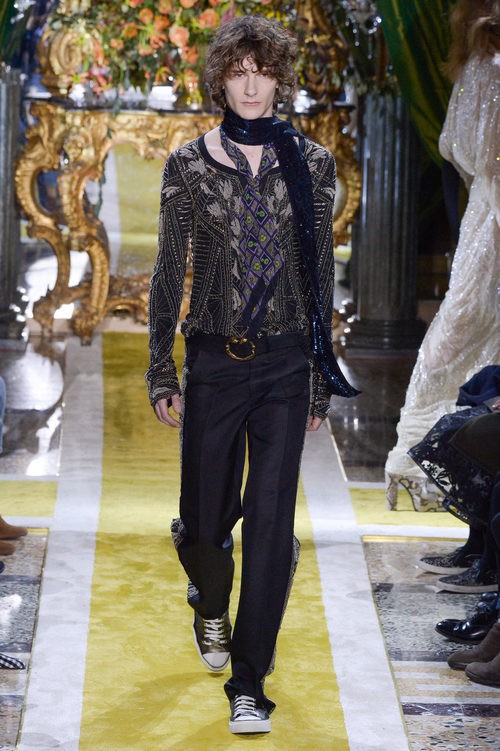 Look masculino negro de Roberto Cavalli en la FW de Milán para otoño/invierno 2016/2017