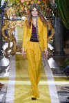Traje amarillo de Roberto Cavalli en la FW de Milán para otoño/invierno 2016/2017
