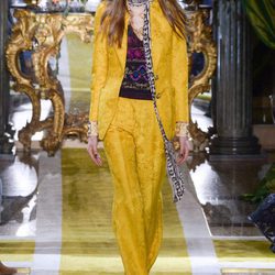 Traje amarillo de Roberto Cavalli en la FW de Milán para otoño/invierno 2016/2017
