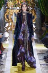 Vestido con abrigo de terciopelo de Roberto Cavalli en la FW de Milán para otoño/invierno 2016/2017