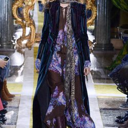 Vestido con abrigo de terciopelo de Roberto Cavalli en la FW de Milán para otoño/invierno 2016/2017
