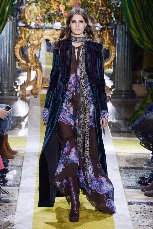 Vestido con abrigo de terciopelo de Roberto Cavalli en la FW de Milán para otoño/invierno 2016/2017