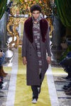 Abrigo con pelo morado de Roberto Cavalli en la FW de Milán para otoño/invierno 2016/2017