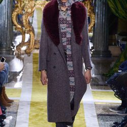Abrigo con pelo morado de Roberto Cavalli en la FW de Milán para otoño/invierno 2016/2017