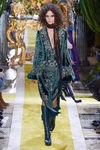 Vestido verde efecto brilli de Roberto Cavalli en la FW de Milán para otoño/invierno 2016/2017