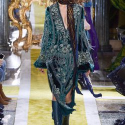 Vestido verde efecto brilli de Roberto Cavalli en la FW de Milán para otoño/invierno 2016/2017