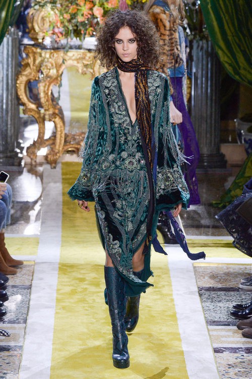 Vestido verde efecto brilli de Roberto Cavalli en la FW de Milán para otoño/invierno 2016/2017