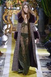 Abrigo con detalle de pelo de Roberto Cavalli en la FW de Milán para otoño/invierno 2016/2017