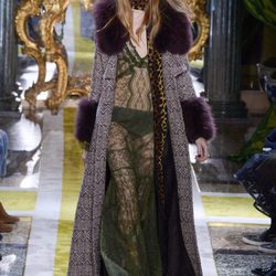 Abrigo con detalle de pelo de Roberto Cavalli en la FW de Milán para otoño/invierno 2016/2017