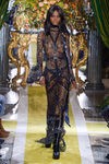 Vestido negro efecto brilli de Roberto Cavalli en la FW de Milán para otoño/invierno 2016/2017