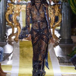 Vestido negro efecto brilli de Roberto Cavalli en la FW de Milán para otoño/invierno 2016/2017