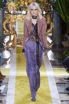 Pantalones y blazzer aterciopelado de Roberto Cavalli en la FW de Milán para otoño/invierno 2016/2017