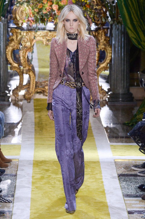Pantalones y blazzer aterciopelado de Roberto Cavalli en la FW de Milán para otoño/invierno 2016/2017