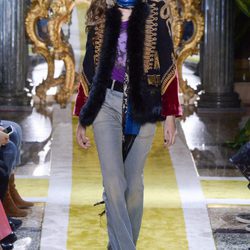 Pantalones acampanados y blazzer de Roberto Cavalli en la FW de Milán para otoño/invierno 2016/2017