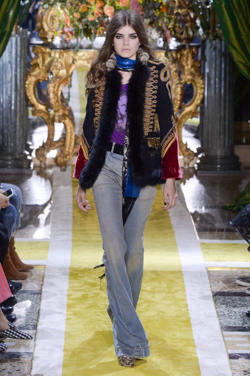 Pantalones acampanados y blazzer de Roberto Cavalli en la FW de Milán para otoño/invierno 2016/2017